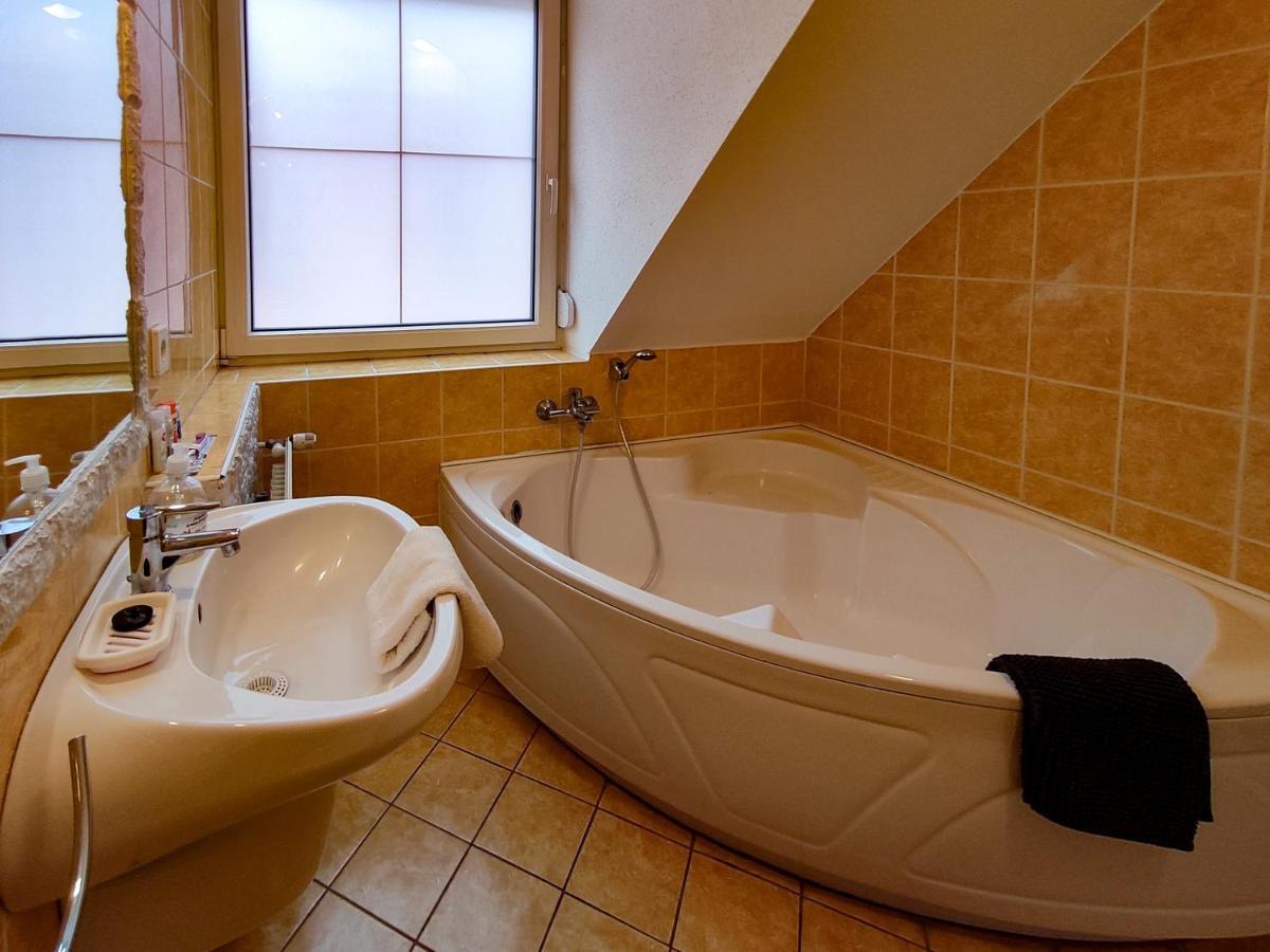 Afrodite Apartmanhaz エゲル エクステリア 写真